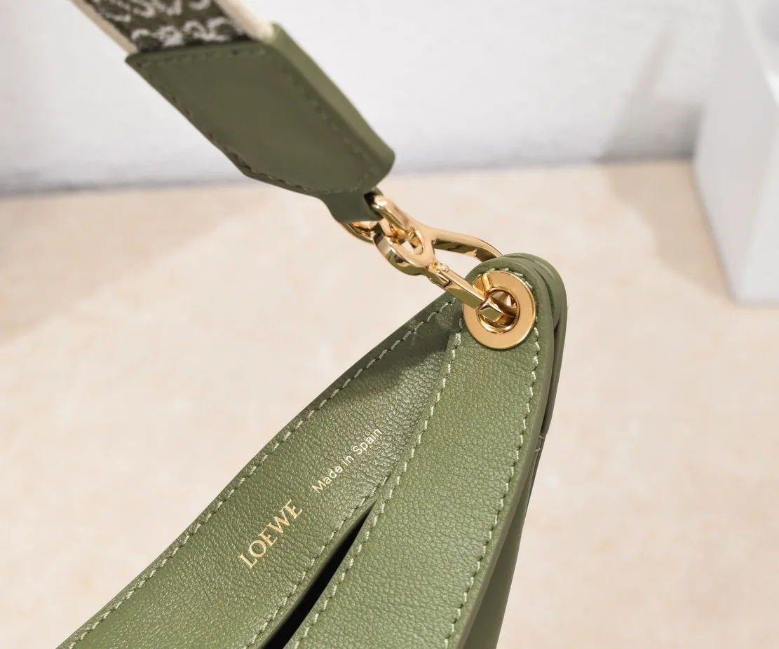 Avocado green, top quality original order. The smooth crescent shape of the L Luna series moon bag not only elongates the proportions of the whole person without getting stuck on the upper body, but also feels particularly comfortable. The wide shoulder strap design does not press the shoulder buckle opening, making it easier to open and close. The internal capacity is also large, and sunglasses and folding umbrellas can be easily arranged with sliding hanging loops hidden on both sides. Shoulder straps or hanging accessories can be attached, making it convenient for various occasions. It is a bag that shows off its temperament and is highly used in daily life! Luo Yiwei size: 29*27*8cm: model: 8891#